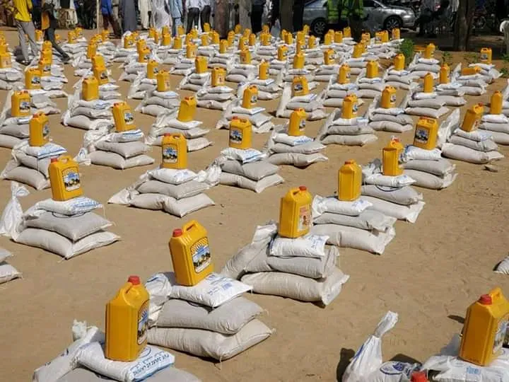 Serigne Mboup soutient les familles de Kaolack en offrant 4000 kits alimentaires pour la Tabaski
