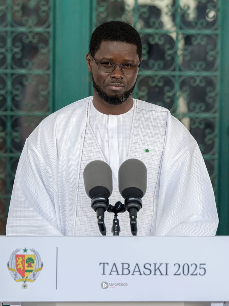Tabaski 2025 : Diomaye en tenue blanche marquante à la grande mosquée de Dakar
