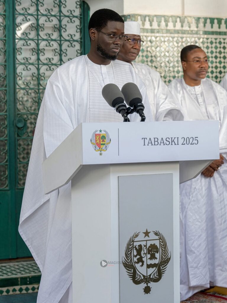Tabaski 2025 : Diomaye en tenue blanche marquante à la grande mosquée de Dakar