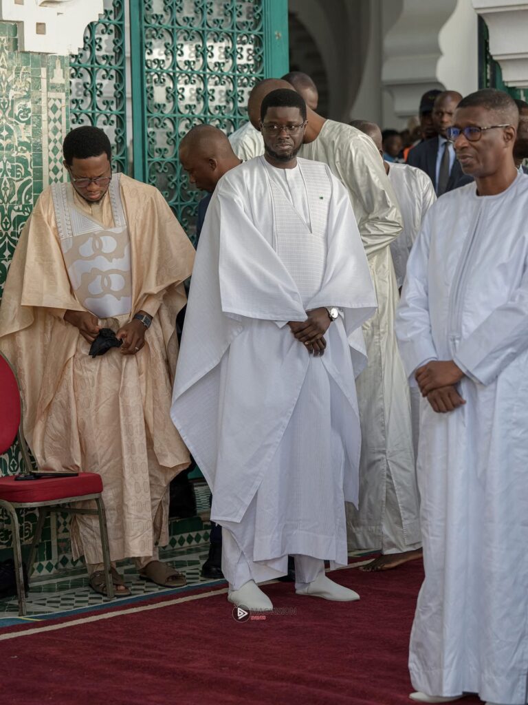 Tabaski 2025 : Diomaye en tenue blanche marquante à la grande mosquée de Dakar