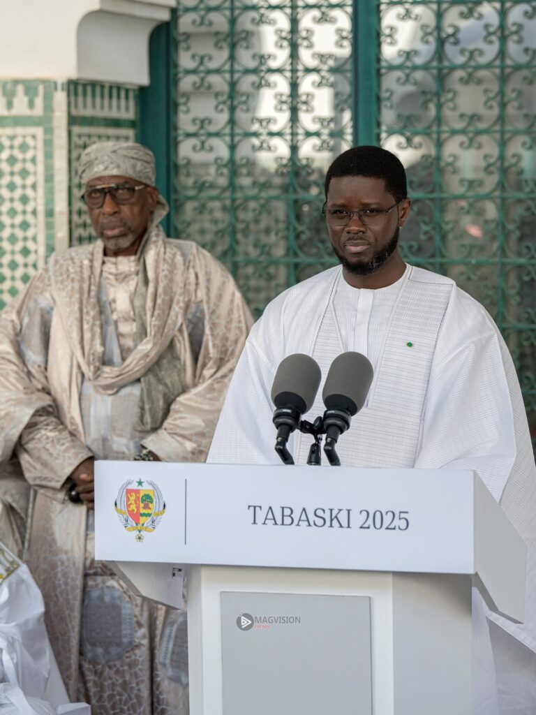 Tabaski 2025 : Diomaye en tenue blanche marquante à la grande mosquée de Dakar
