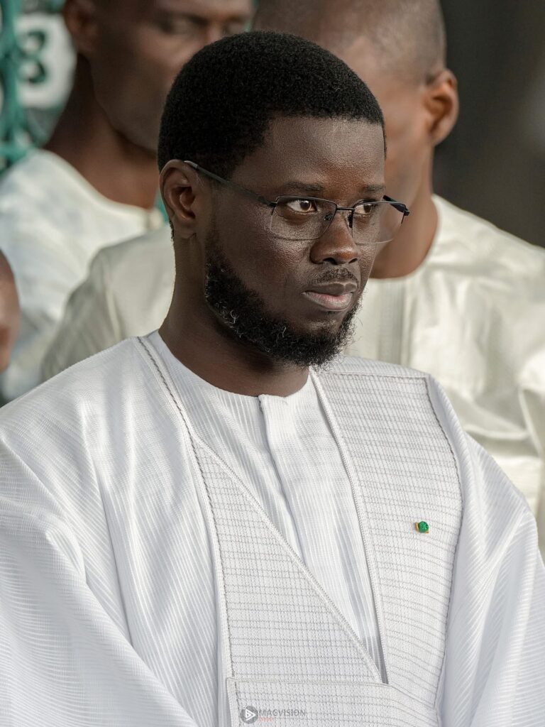 Tabaski 2025 : Diomaye en tenue blanche marquante à la grande mosquée de Dakar