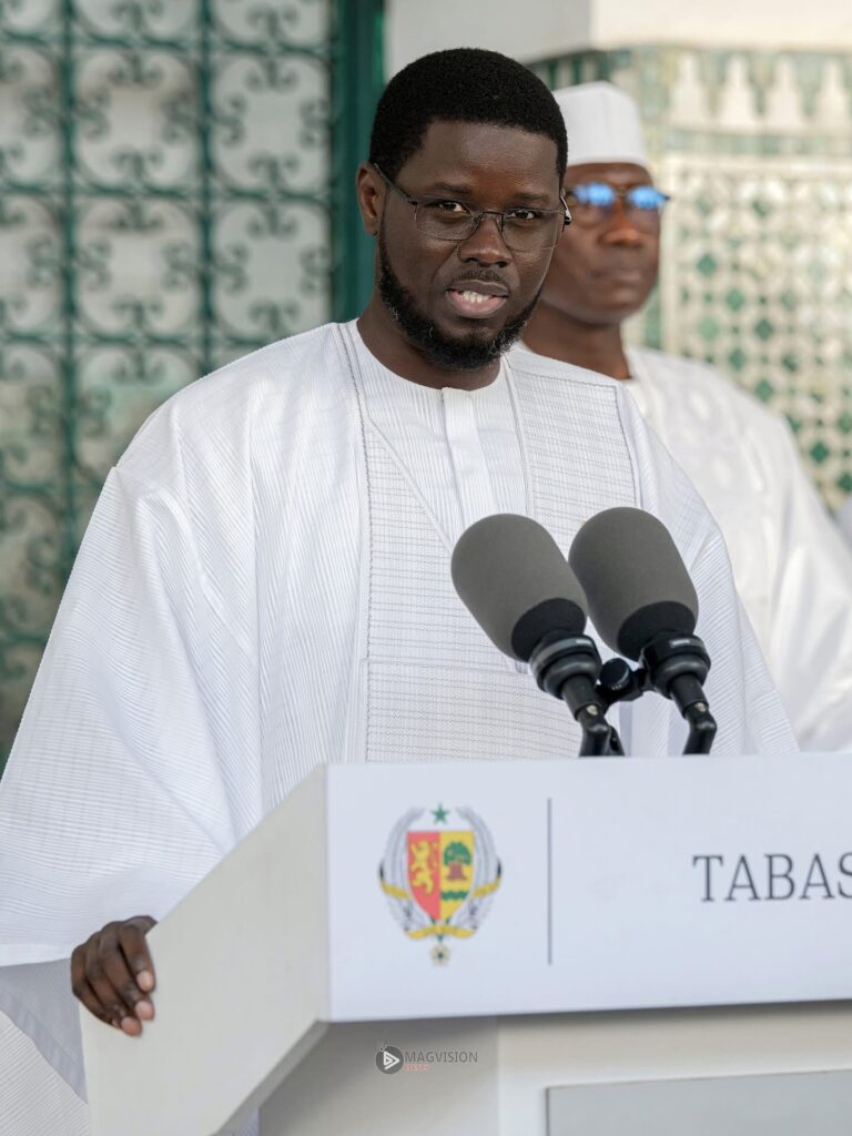 Tabaski 2025 : Diomaye en tenue blanche marquante à la grande mosquée de Dakar