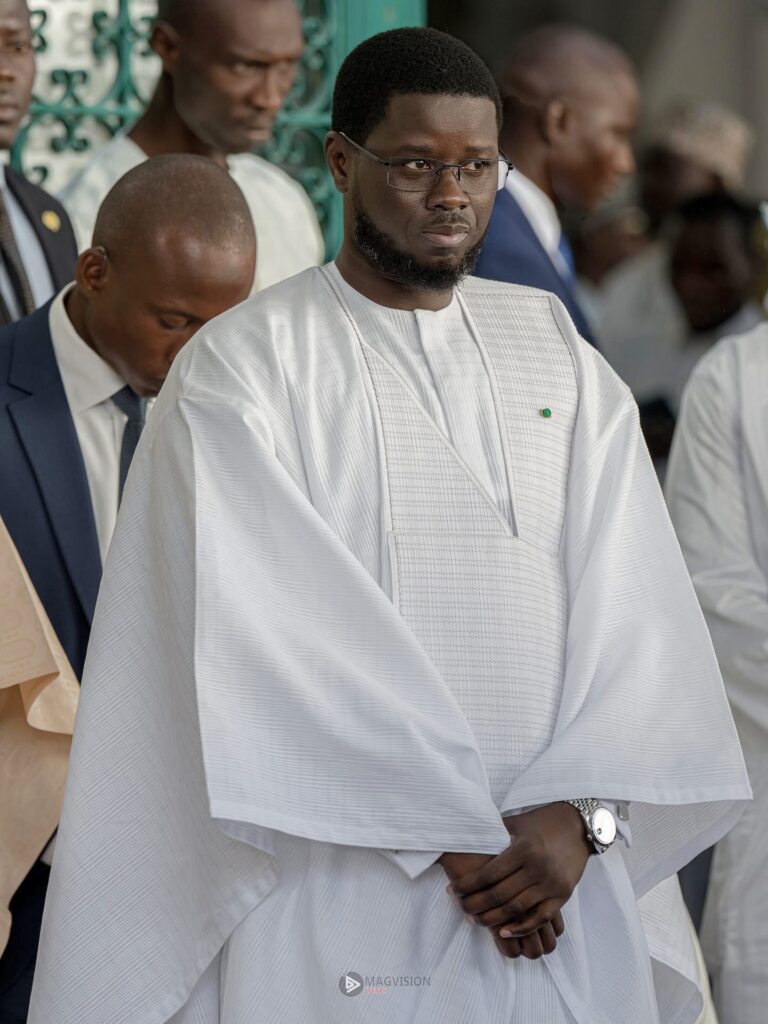 Tabaski 2025 : Diomaye en tenue blanche marquante à la grande mosquée de Dakar