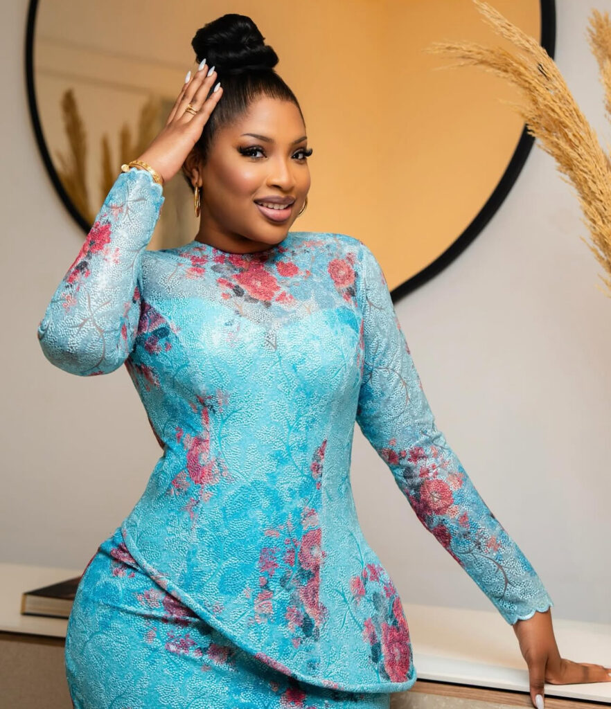 Venus Ndour rayonne en bleu et rouge pour la fête de Tabaski