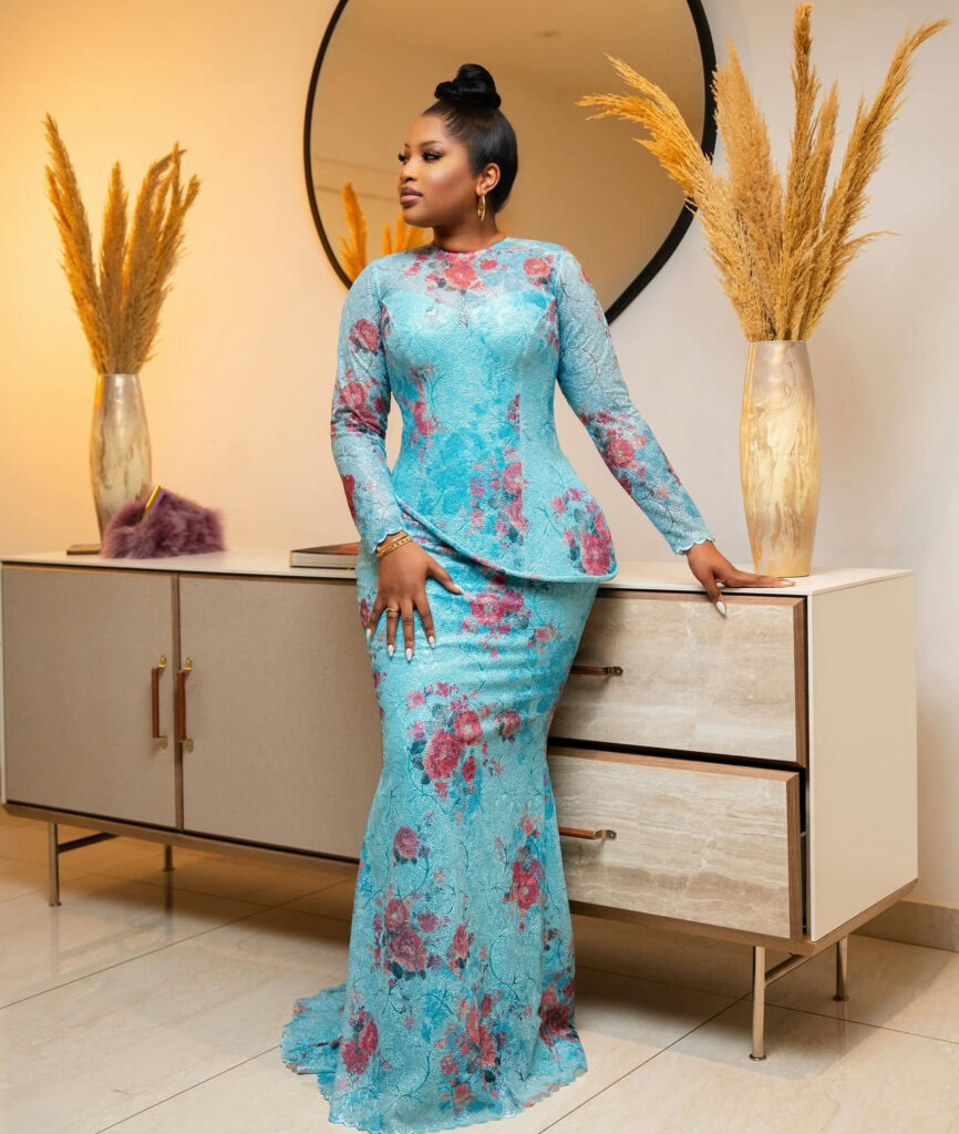 Venus Ndour rayonne en bleu et rouge pour la fête de Tabaski
