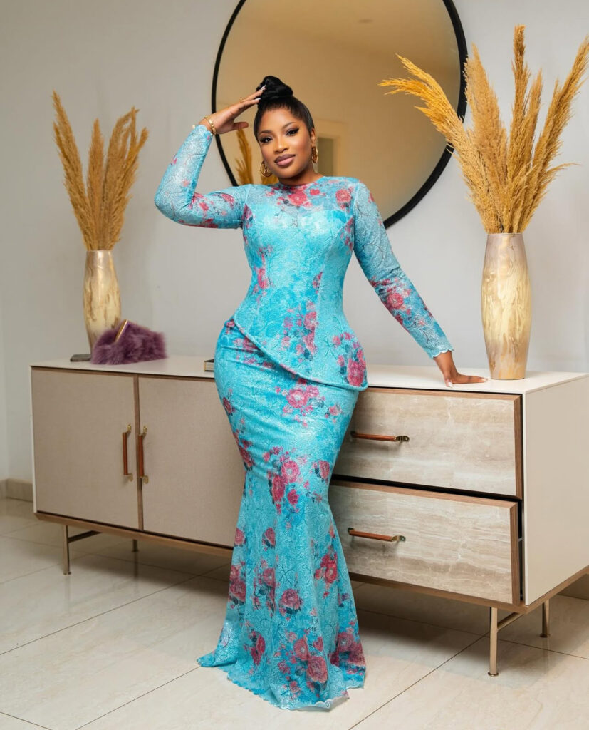 Venus Ndour rayonne en bleu et rouge pour la fête de Tabaski