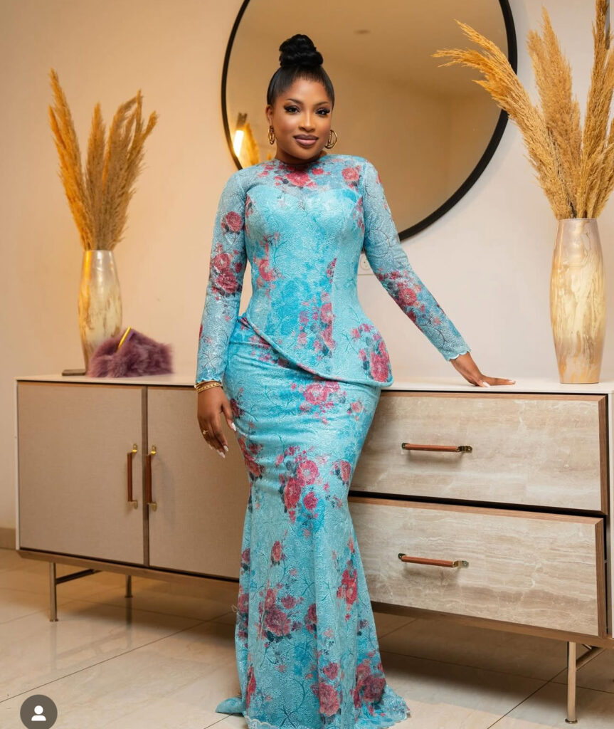 Venus Ndour rayonne en bleu et rouge pour la fête de Tabaski