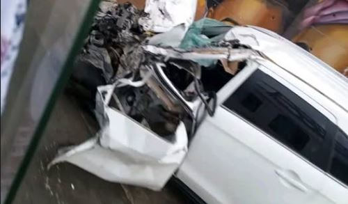 Sortie de Colobane : Choc entre un bus Tata et une voiture( images)