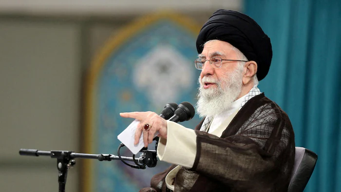 Tensions Iran – Israël : L’ayatollah Khamenei met en garde les États-Unis face à une éventuelle intervention militaire