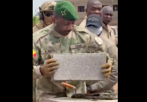 Mali : Assimi Goïta lance la construction de la plus grande raffinerie d’or du pays