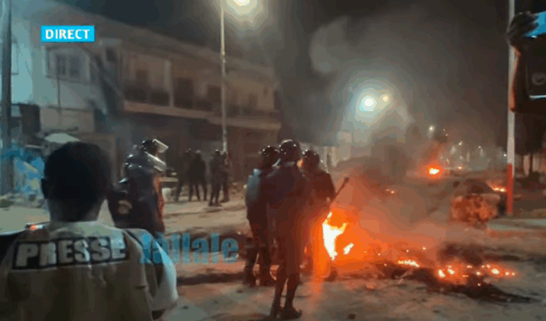 Direct - Tension à Cambérène : des jeunes en colère affrontent les policiers (vidéo)