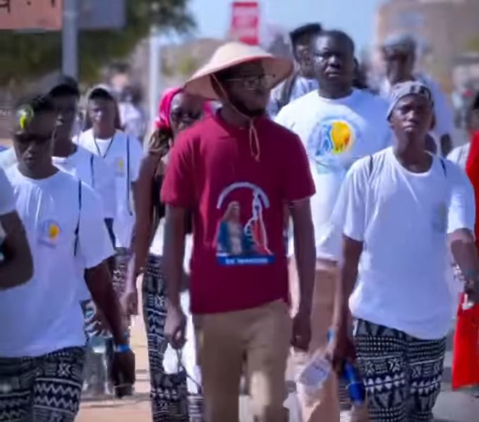 Foi et engagement : Le DG de l’ASER Jean Michel Sène en route vers Popenguine avec les marcheurs (Vidéo)