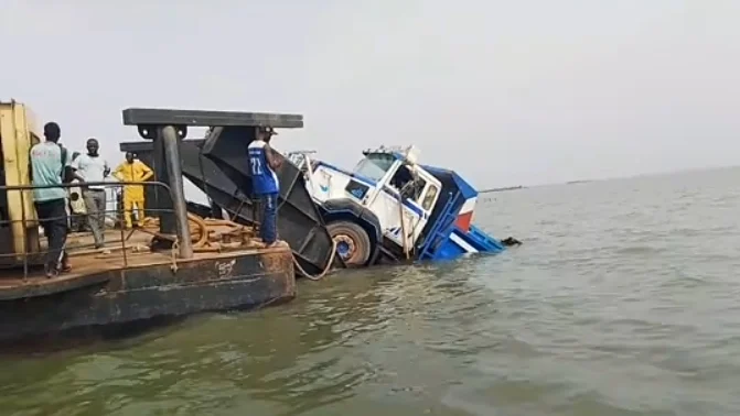Incident spectaculaire à Sédhiou : Un camion tombe dans l’eau lors de la traversée du fleuve (photos)