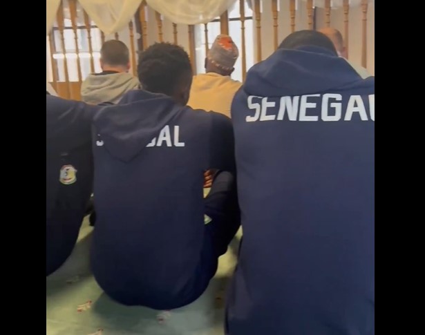 (Vidéo) Les Lions ont effectué la prière du vendredi à la mosquée de Dublin, regardez!