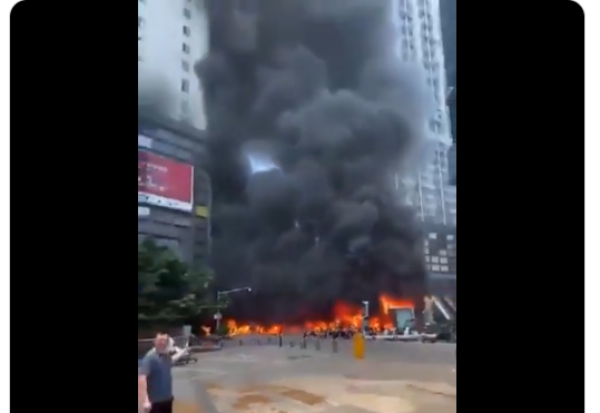 Israël : Un bâtiment du Mossad en feu après une attaque revendiquée par l’Iran (Vidéo)