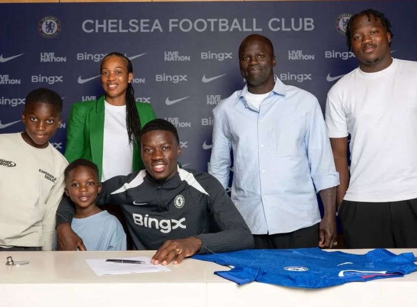 Signature de son fils à Chelsea: Pape Sarr refait surface et accompagne Mamadou Sarr (Photos)