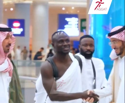 (Vidéo) Absent face à l’Irlande et l’Angleterre, Sadio Mané débarque à la Mecque pour effectuer son pèlerinage