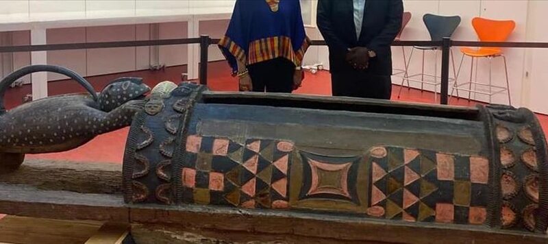 La France restitue le tambour Djidji Ayôkwé à la Côte d’Ivoire