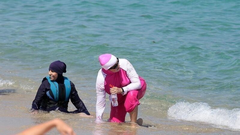 Tunisie : Interdiction d’imposer une tenue vestimentaire aux touristes