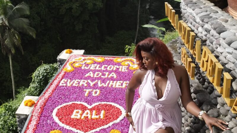 Adja Everywhere vit la belle vie à Bali : Fleurs, gâteau et pétales de rose pour l'influenceuse sénégalaise