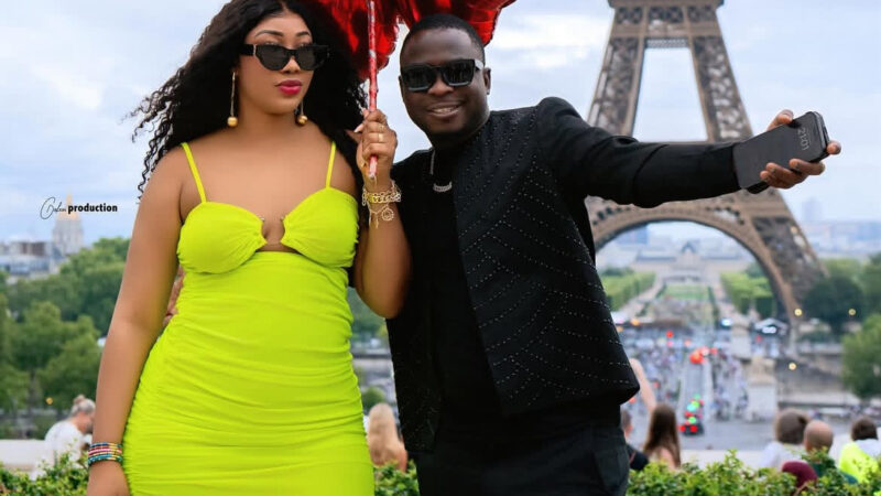 Paris : Balade romantique pour Sidy Diop et sa femme après le concert de Youssou Ndour en Grèce