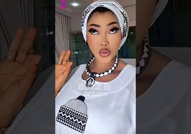 Amy Mbaye en tenue de Yaye Fall à l'approche du Magal de Touba