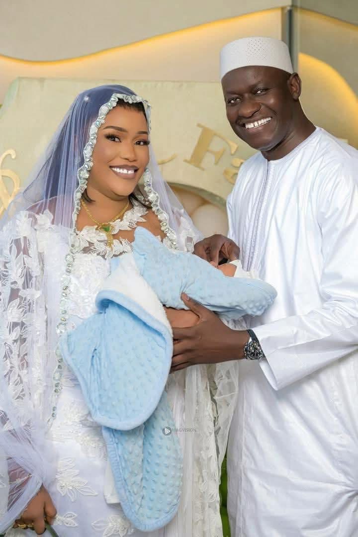 Le Ministre Abass Fall devient à nouveau papa : tout heureux aux côtés de sa femme (photo)