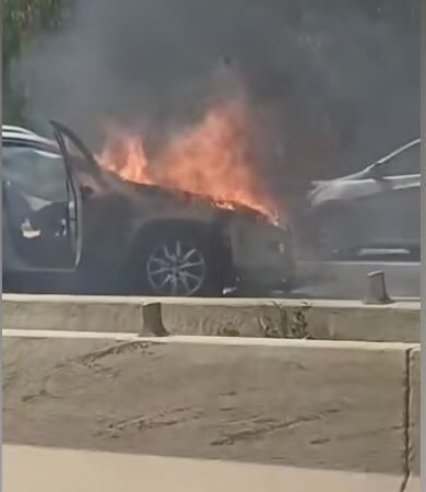 Frayeur sur l’autoroute : une voiture s’embrase en pleine circulation...