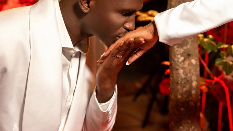 Dj Kheucha fiancé : l’animateur annonce la bonne nouvelle (Photos)