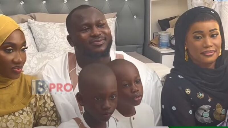 Modou Lo père comblé : il s’affiche pour la première fois avec sa famille ! (vidéo)