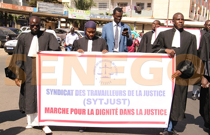 Justice paralysée: les syndicats durcissent le ton avec un mot d’ordre de grève de 48 heures