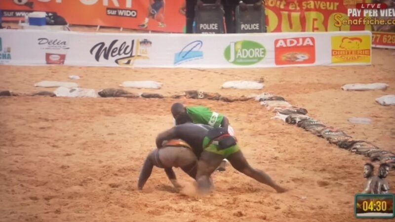 Lutte : Coly Faye domine Gackou 2 dans un combat tactique et maîtrisé (Vidéo)