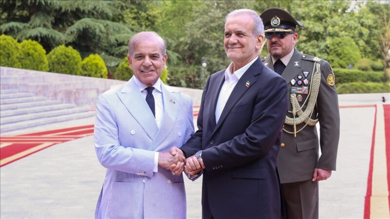 Visite historique : Le président iranien Masoud Pezeshkian au Pakistan pour renforcer les liens bilatéraux