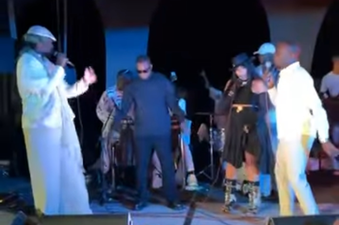 Carlou D enflamme le Noom avec Viviane, Pape Diouf et Sidy Diop : Une soirée musicale mémorable à Dakar