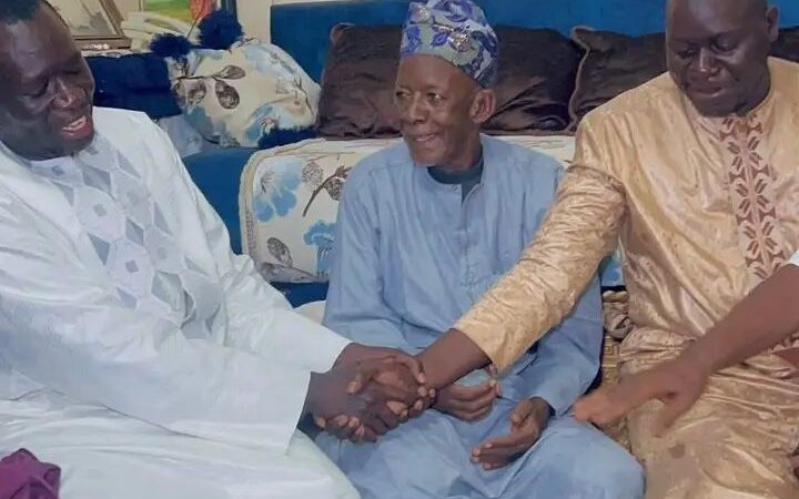 Kaolack : Le préfet et le maire Serigne Mboup scellent la paix devant le Khalife de Médina Baye