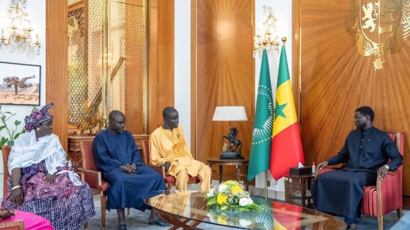Pape Natango Mbaye, bachelier écrivant avec ses pieds, reçu par le Président Diomaye Faye