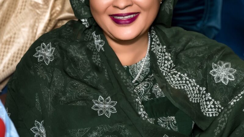 Momy Kébé : l&rsquo;héritière milliardaire séduit par sa simplicité au Magal de Touba