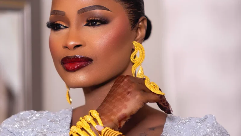 Mbathio Ndiaye resplendit en tenue traditionnelle et bijoux en or (Photos)