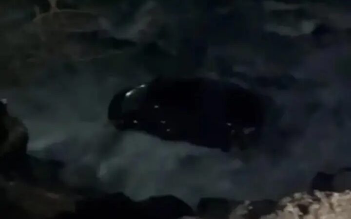 Dakar : un véhicule chute dans l’océan sur la Corniche Ouest (Vidéo)