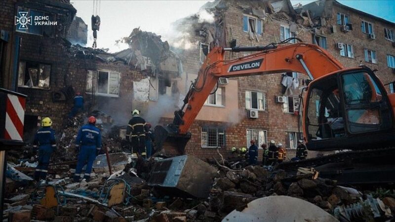 Attaque russe sur Kiev : 10 morts et 48 blessés, l’UE dénonce une réponse aux efforts de paix