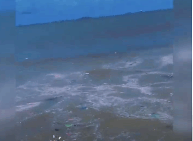 Thiaroye-sur-Mer submergée, la mer envahit des maisons (vidéo)