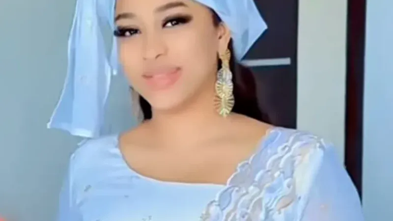 Aïcha Rassoul, radieuse en blanc à l&rsquo;approche du Gamou de Tivaouane (Vidéo)