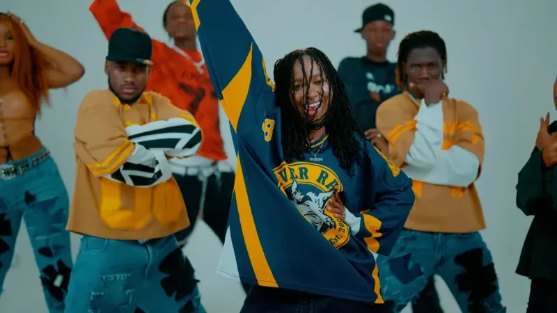 Isha Milky : La chanteuse gambienne dévoile son premier clip « Antung Mii Fallah »