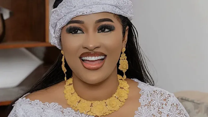 Gamou 2025 : L&rsquo;élégance d&rsquo;Aïcha Rassoul Gning en blanc saluée par les fidèles (Photos)