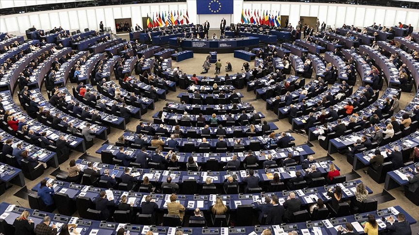 Des députés européens vêtus de rouge dénoncent le silence de l'UE sur Gaza et réclament des sanctions contre Israël
