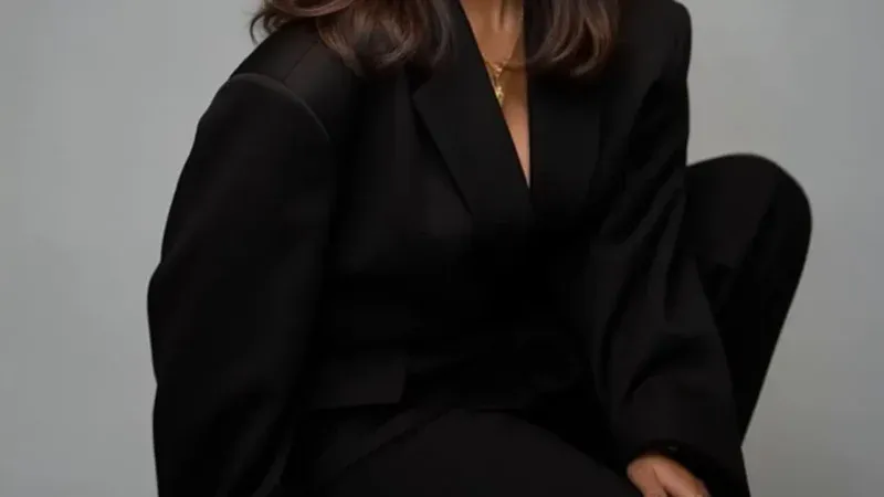 Eva Cissé : L&rsquo;élégance incarnée en costume noir