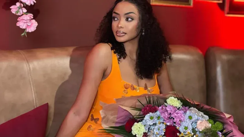 Seynabou Touré rayonnante en orange vif pour son anniversaire