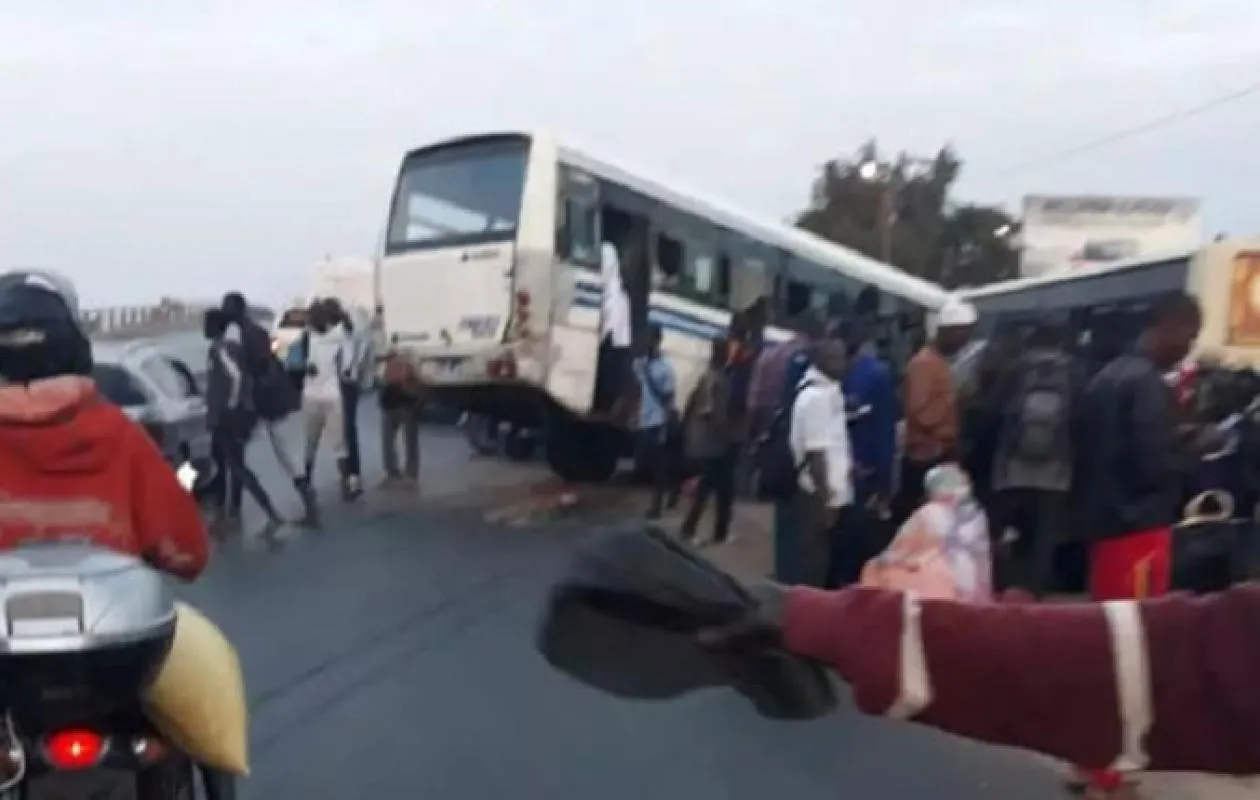 Rufisque : Un accident mortel suivi du saccage de bus AFTU, le préfet appelle au calme