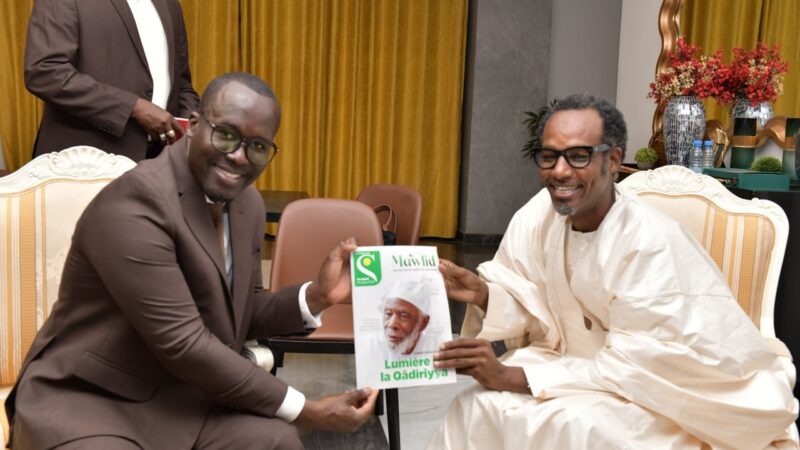 Le Dg du Soleil remet le magazine du 142e Gamou de Ndiassane au porte-parole des Khadres (photos)